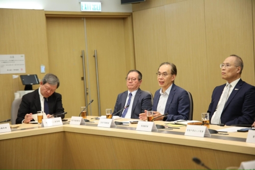 10个本地商会包括中小企业商会代表出席会面，商讨应对方法。商经局FB
