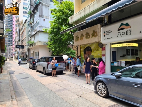 ▲面店中午开门前，已有很多人在店外排队等候光顾。