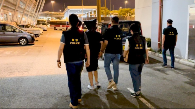 49岁姓仇贼匪晚上于深圳湾口岸被移交香港警方。 49岁姓仇贼匪晚上于深圳湾口岸被移交香港警方。