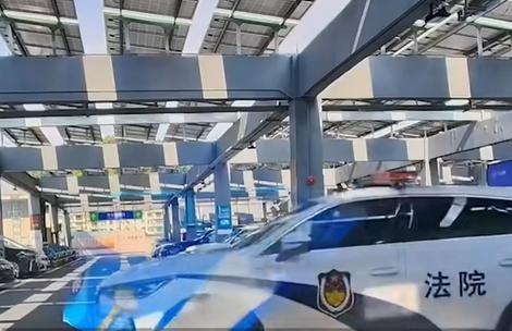 警车在山姆购物确认为公车私用