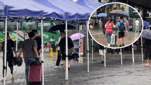 当局在两段连廊中间放置临时雨蓬，方便旅客通过。