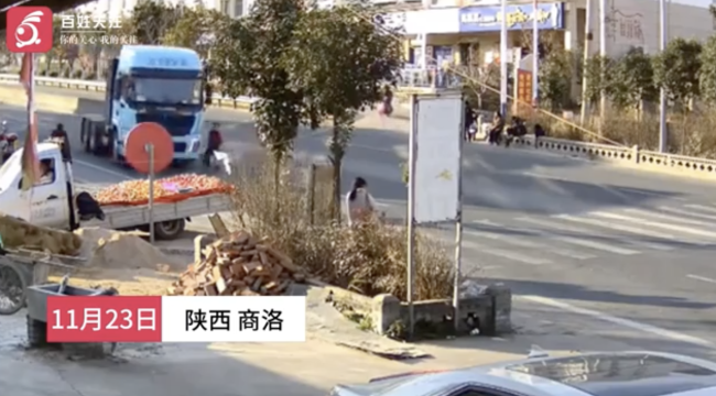 目击者回应商洛一挂车撞人