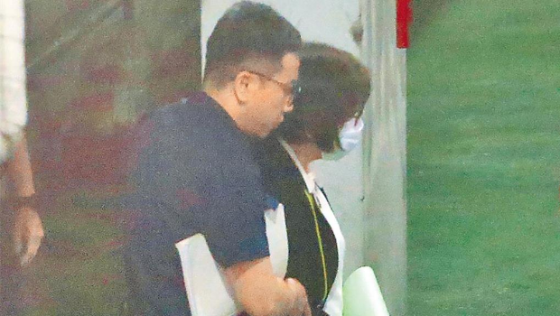 台北地检署侦办罢免“立委”吴思瑶、吴沛忆提议书伪造案,北院25日针对国民党台北市党部主委黄吕锦茹再开羁押庭,最后裁定收押禁见,黄吕锦茹(右)在法警搀扶下步上囚车。 台北地检署侦办罢免“立委”吴思瑶、吴沛忆提议书伪造案,北院25日针对国民党台北市党部主委黄吕锦茹再开羁押庭,最后裁定收押禁见,黄吕锦茹(右)在法警搀扶下步上囚车。