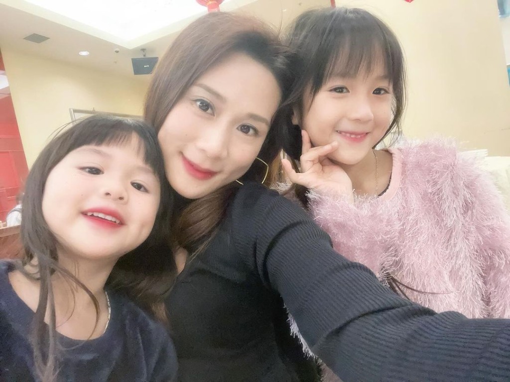 张嘉儿是营养学家、正面管教工作坊认证讲师，以及Mama College 母乳喂哺教室作者。