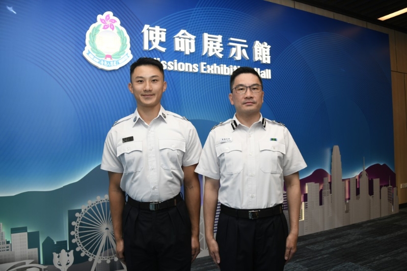 入境处助理处长（管理及支援）欧阳至威(左)介绍《使命》展示馆 ，见习入境事务主任受训学员翁乐诵(右)则分享前往内地接受培训的经历。