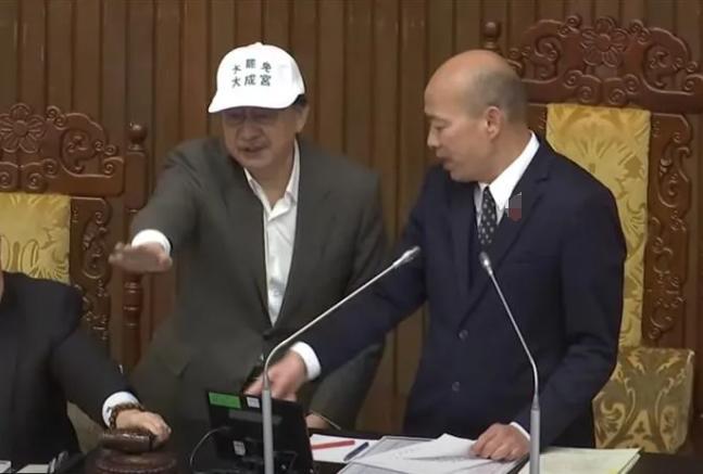 台立法机构又吵成一团