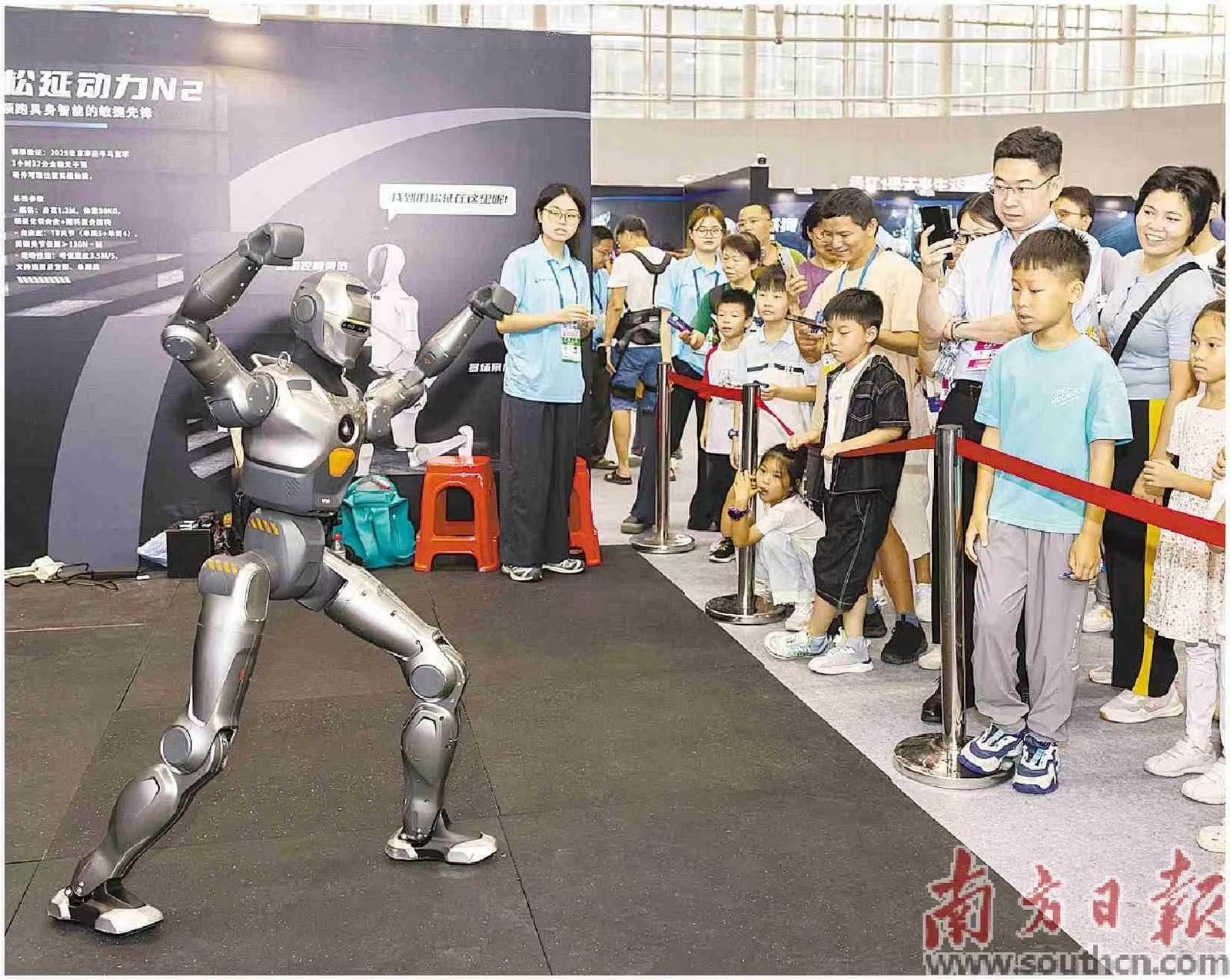 广州博览会上，人形机器人“小擎”演绎“斧头舞”。南方日报记者 苏韵桦 摄