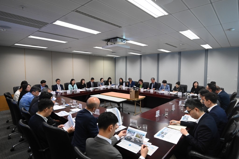 陈美宝(左三)就美国滥施关税听取物流业界的意见,并商讨如何共同应对。 陈美宝(左三)就美国滥施关税听取物流业界的意见,并商讨如何共同应对。