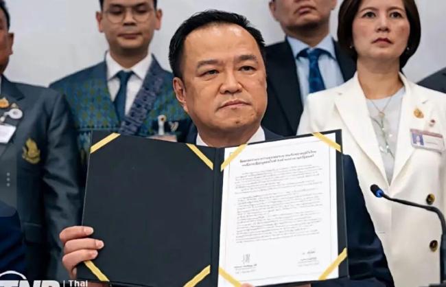 他信抵达新加坡