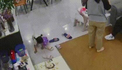 女童玩的气球突然爆炸