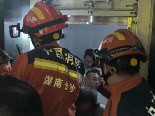 12名男子被困电梯消防救援