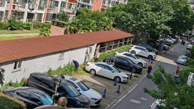 上海一小区内绿化内多处搭建铁皮房