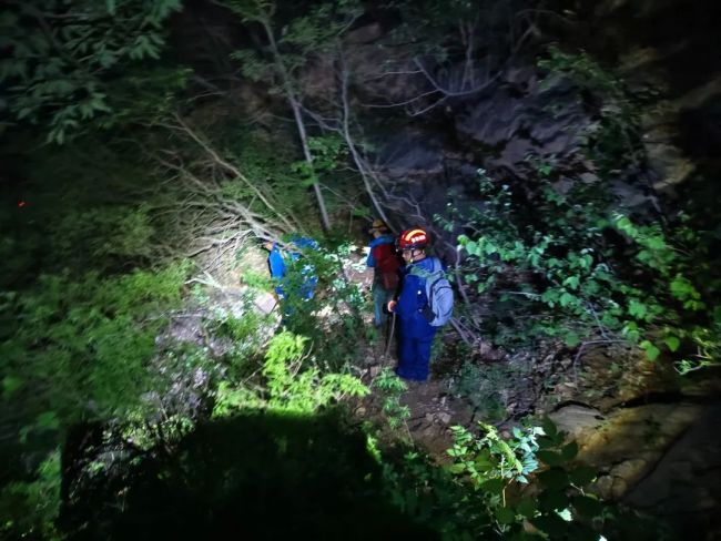 两女子爬野山被困消防救援