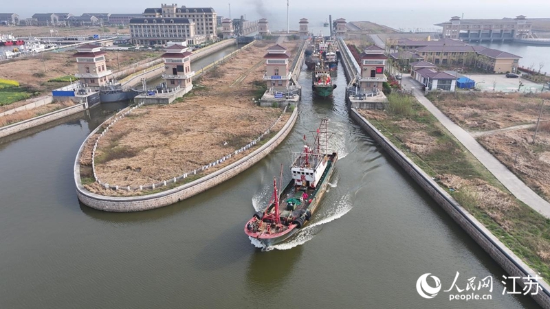 青春华章丨水运江苏:江河湖海共行舟 接鲜船驶过南通启东吕四渔港船闸。人民网记者 余乐摄