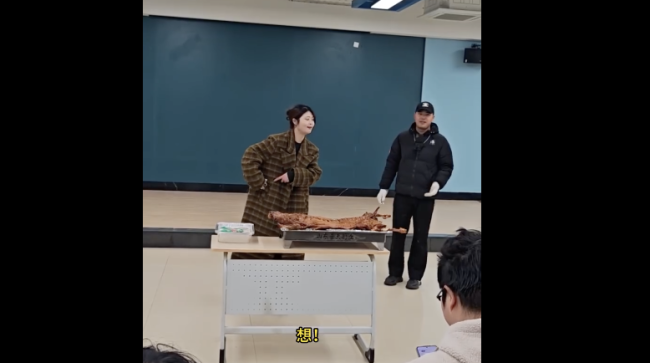 河南一辅导员自费请全班吃烤全羊