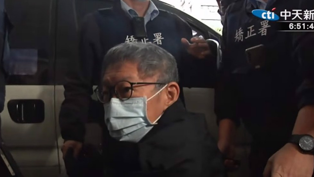 民众党前主席柯文哲手术后肾水肿情况已明显改善，术后还亲自看取出的结石。