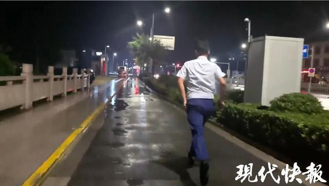 女子遇车祸消防冒雨狂奔救人