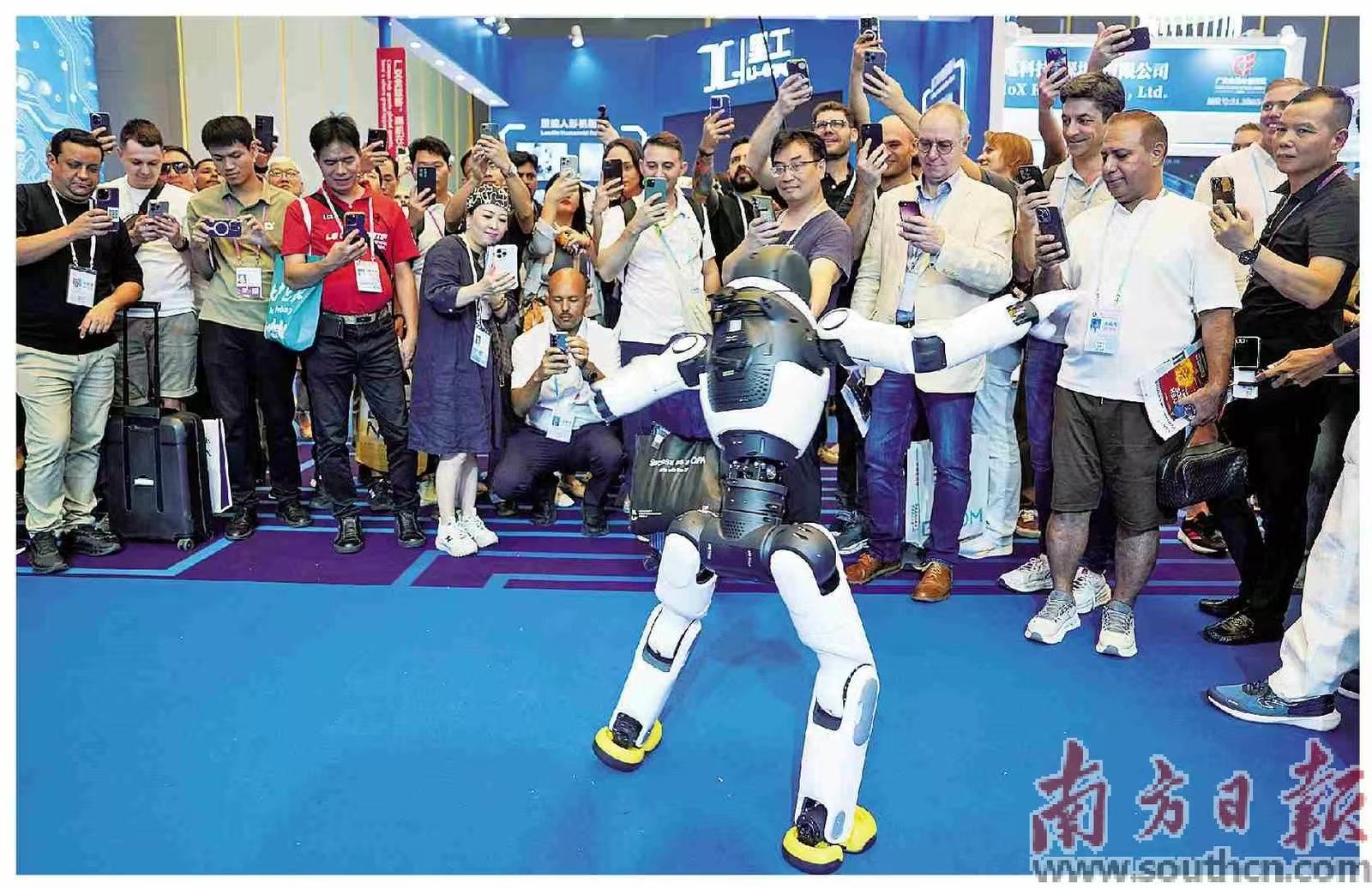参展商观看机器人表演。