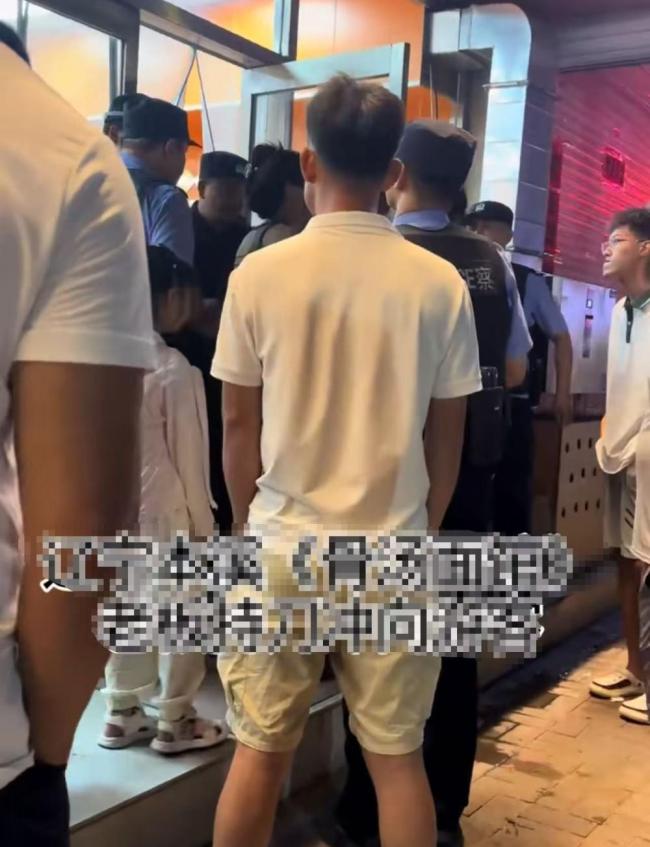 老人端面手指浸汤争执后店员持刀