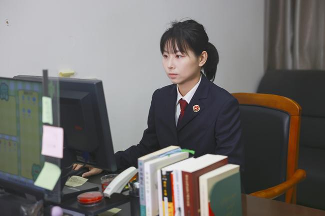 女子遭家暴民警等女子打完才劝阻