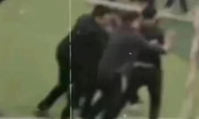 武汉一学生对校长挥拳 手机管理引争议