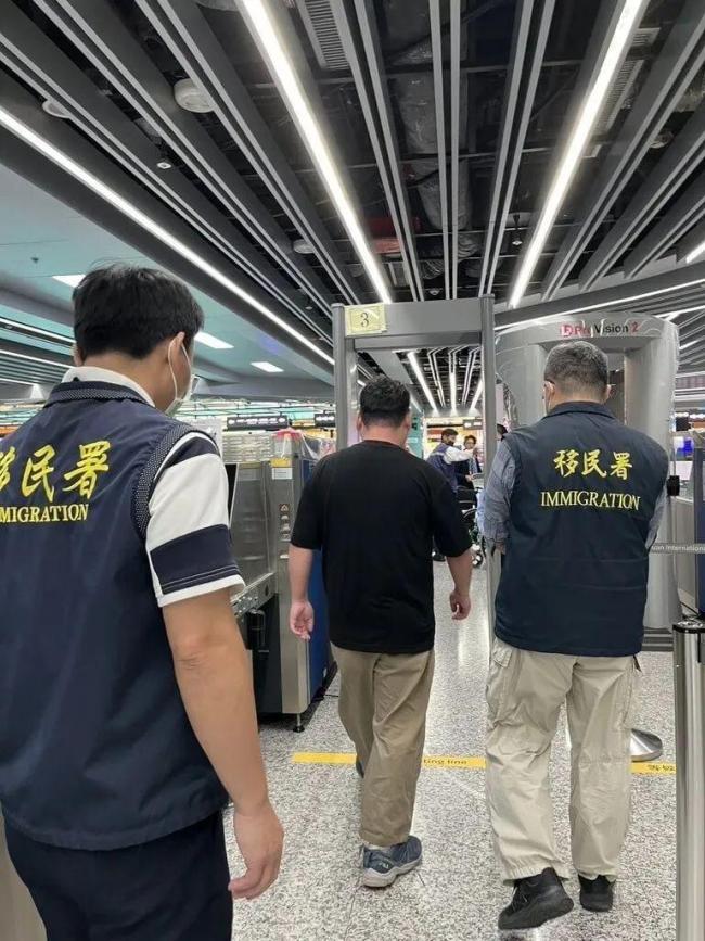 日本男子在台湾高举五星红旗 引发两岸热议