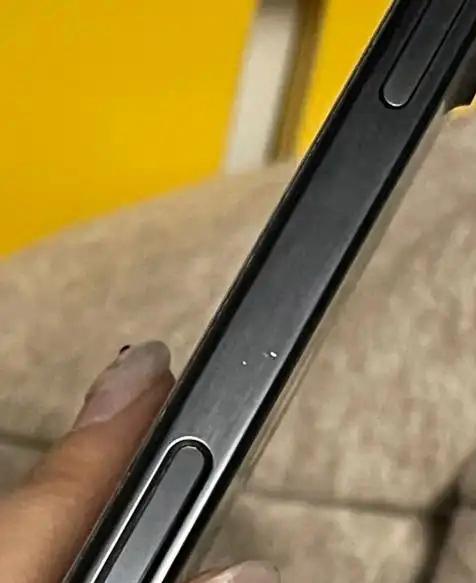 苹果彻查iPhone17Pro褪色