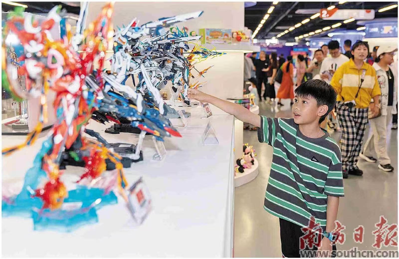 一名小朋友在展会上观看动漫模型。南方日报 钟志辉 王俊涛 摄