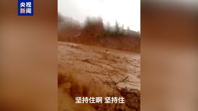 突降暴雨女子被困河中 生死瞬间民警紧急救援