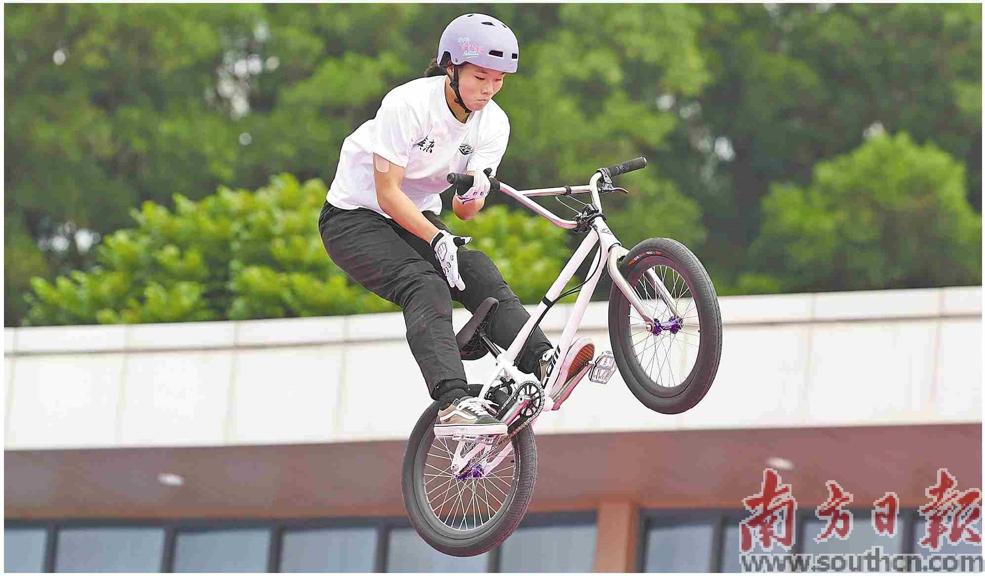 10月25日，广东队选手范晓桐在决赛中。最终，她获得十五运会自由式小轮车女子公园赛亚军。新华社发