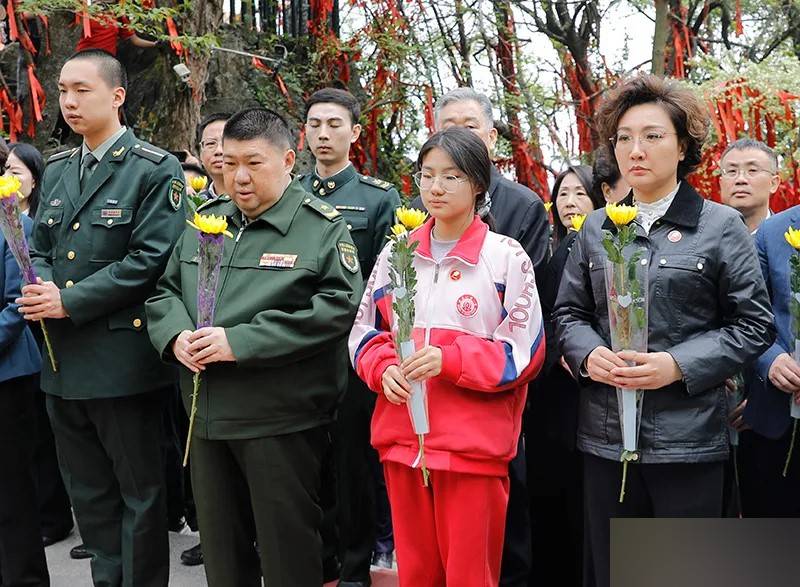 毛新宇及其家人，清明时回湖南拜祭爷爷毛泽东。 天下韶山网