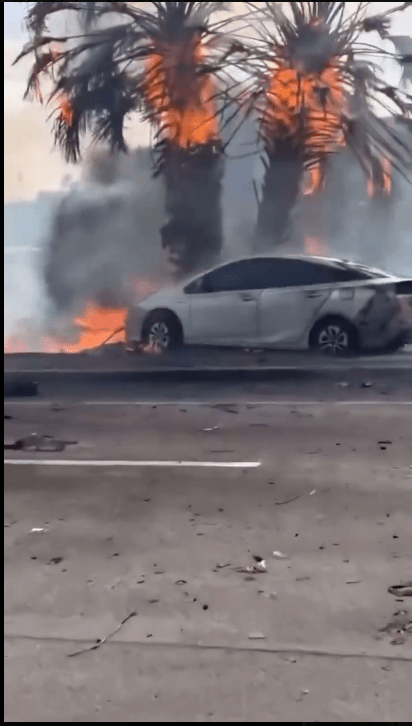飞机撞击地面爆山火球,波及一辆汽车。 飞机撞击地面爆山火球,波及一辆汽车。