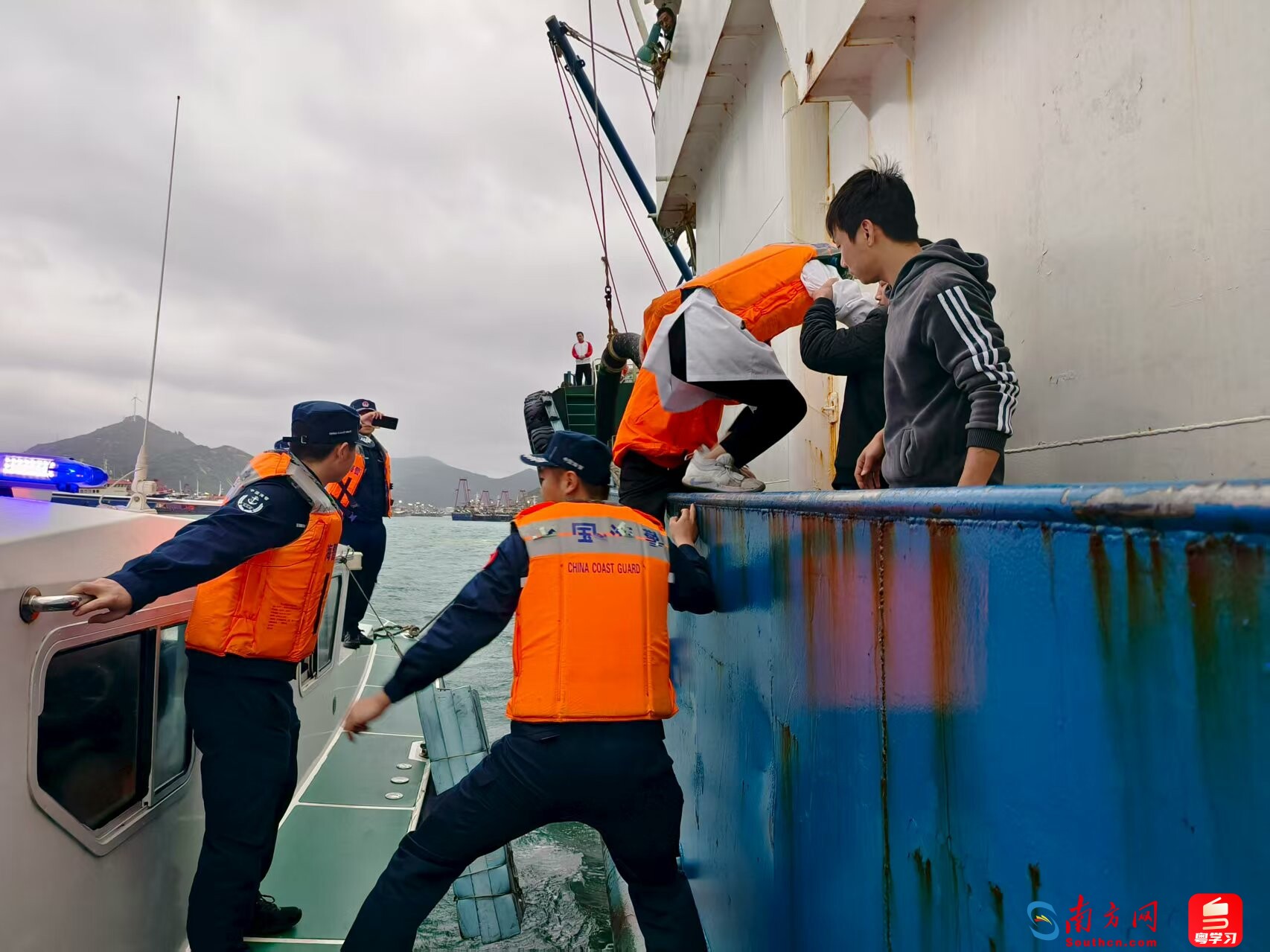 广东海警局帮助转移群众