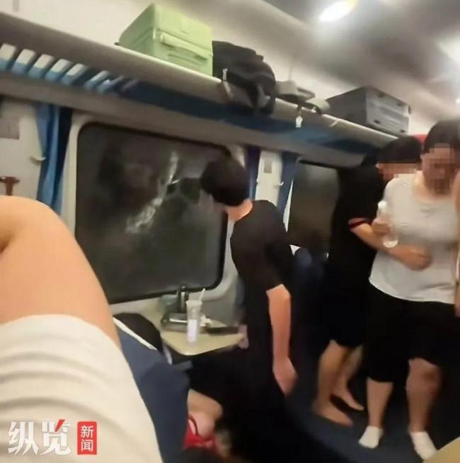 脱线列车乘客:砸窗后舒服多了
