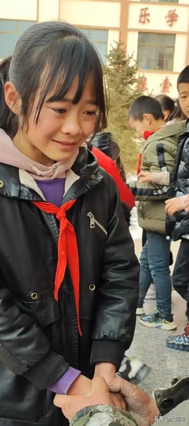 胡雷说半年失去了两个学生:资助的女孩意外离世
