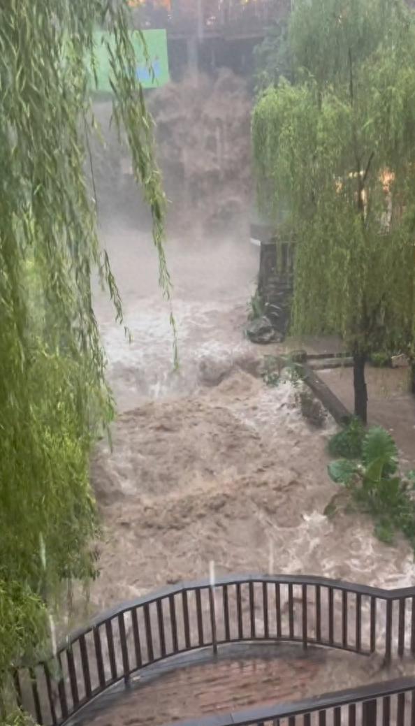 重庆暴雨 下浩里变身“壶口瀑布”!
