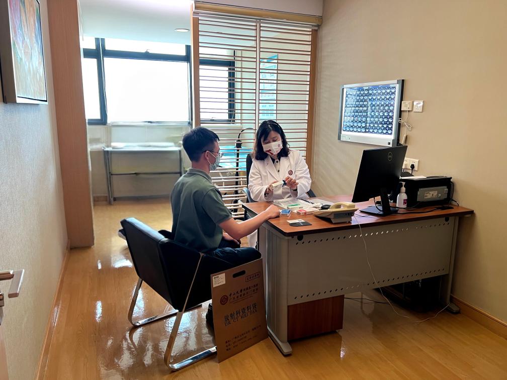 中山大学附属第六医院药师在药学门诊为患者进行用药指导。(受访者供图)