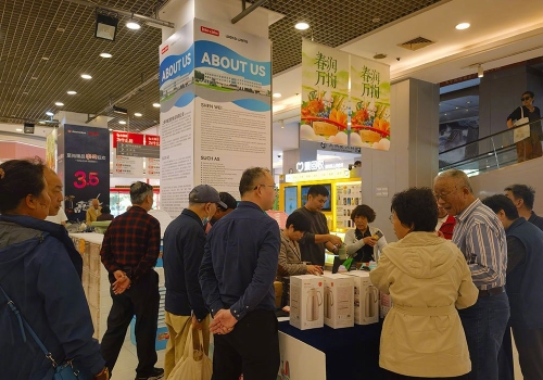 上海环球港出口商品展销会于五一前开幕，吸引民众选购货品。