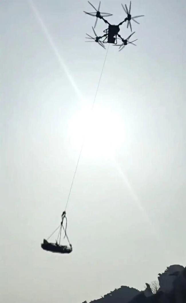 户外博主坠亡遗体被无人机运下山