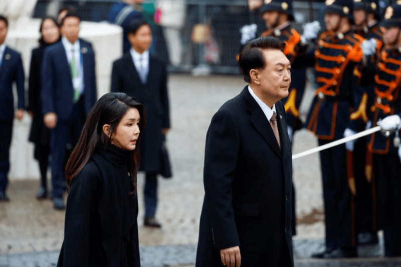尹锡悦与妻金建希面临多项指控。 路透社