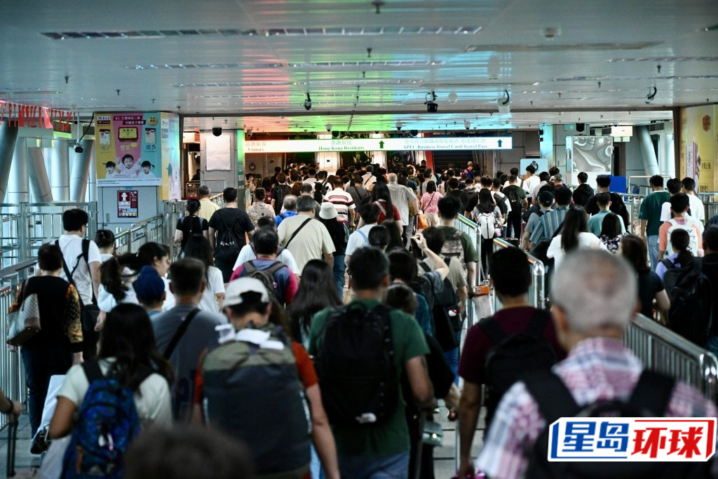 复活节4日假期今日(21日)结束,外游市民陆续回港。 苏正谦摄.jpg 复活节4日假期今日(21日)结束,外游市民陆续回港。 苏正谦摄.jpg