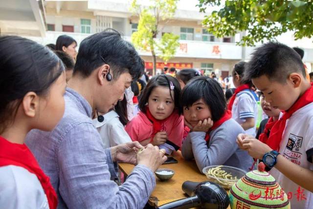 方俊雄进校园向学生展示三角插塑纸艺创作技巧