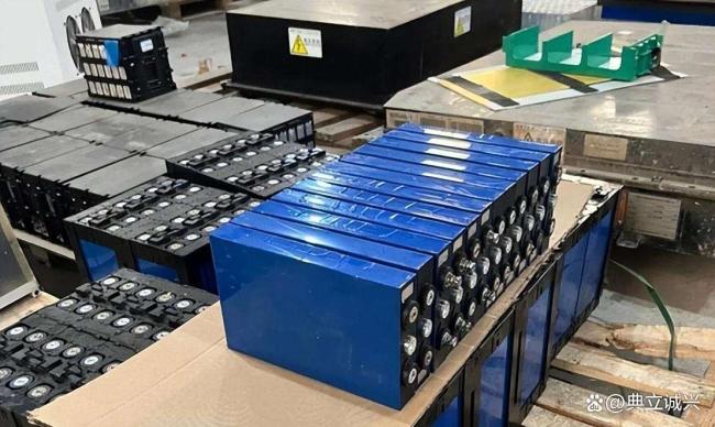 中国大规模押注磷酸铁锂电池原因