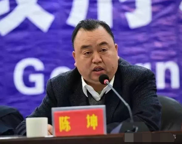 贪官陈坤儿子开迈巴赫 奢靡无度