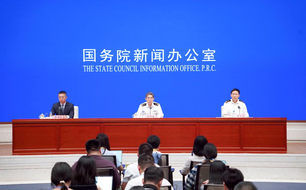 7月14日,国务院新闻办公室在北京举行新闻发布会,海关总署副署长王令浚,海关总署新闻发言人、统计分析司司长吕大良介绍2025年上半年进出口情况,并答记者问。新华社记者 潘旭 摄