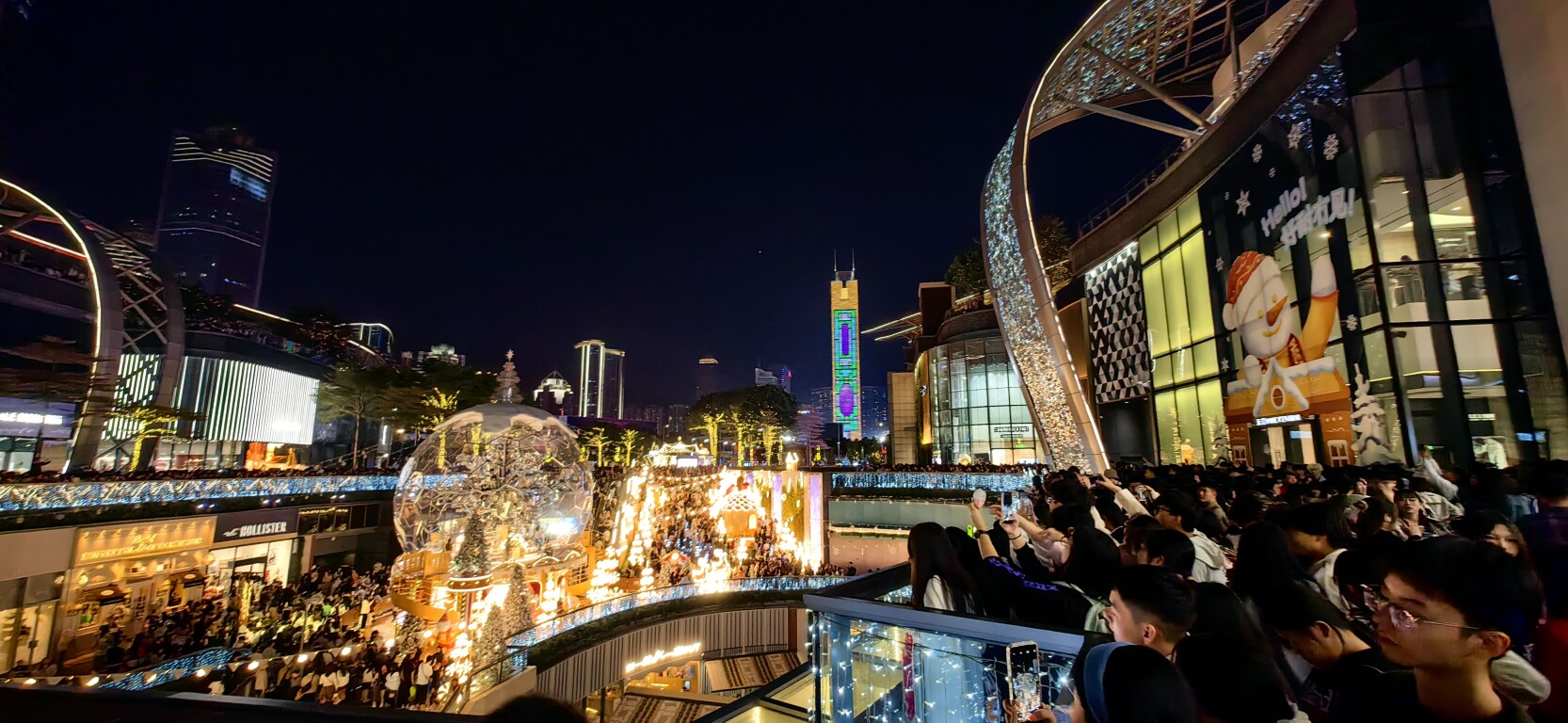 11月29日晚，人们纷纷拿出手机拍照（南方网、粤学习记者 朱文婷 摄）