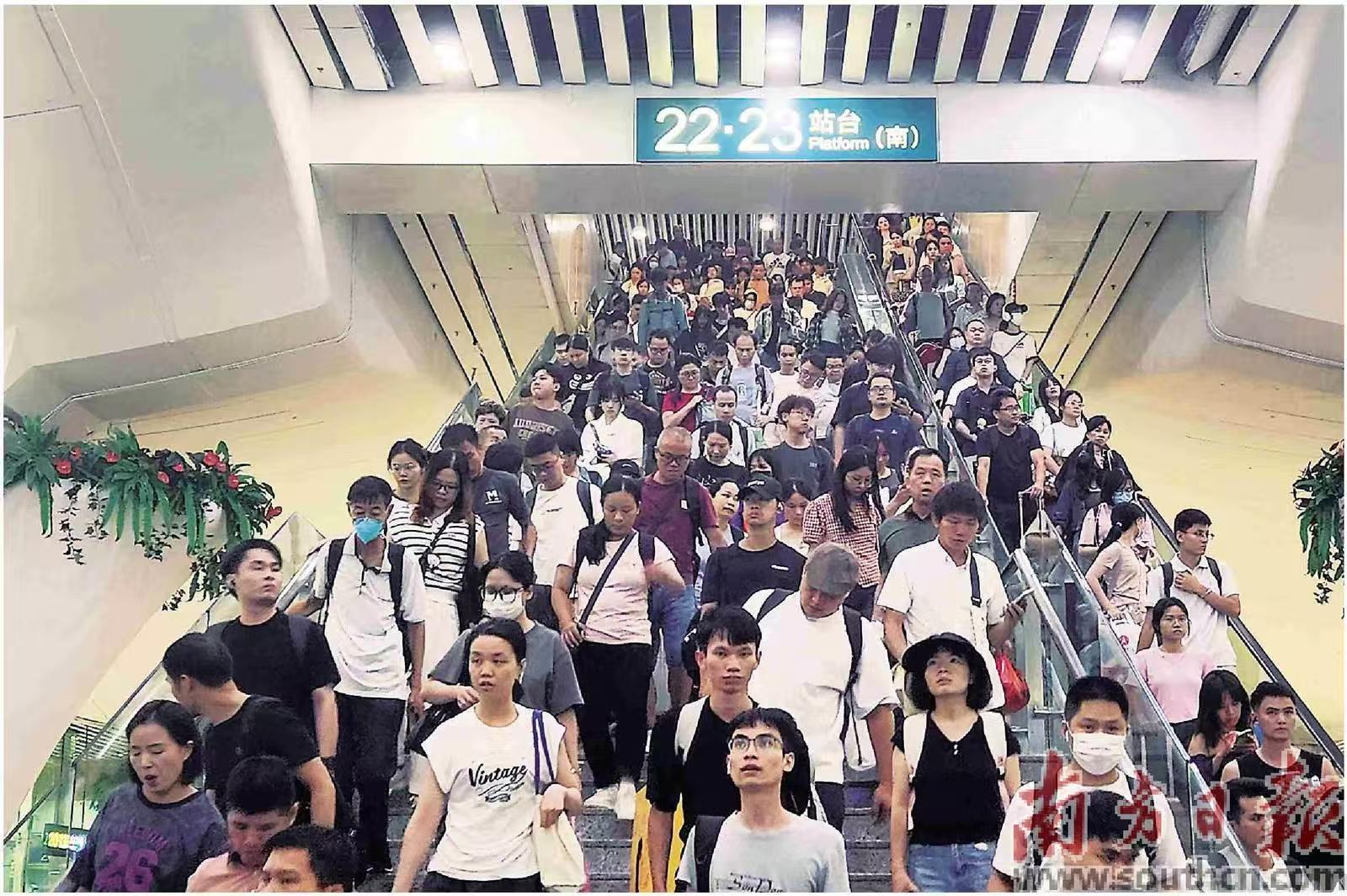 10月7日晚间,大批返程旅客抵达广州南站。 南方日报记者 王良珏 摄