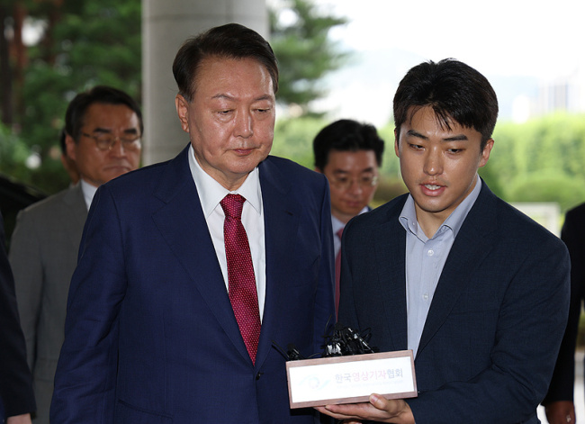 韩国前总统尹锡悦出席内乱特检组第二次传唤调查