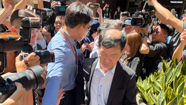 开庭前妻子高雄坠楼身亡！ 彭振声接获噩耗号立即请假搭车离去。