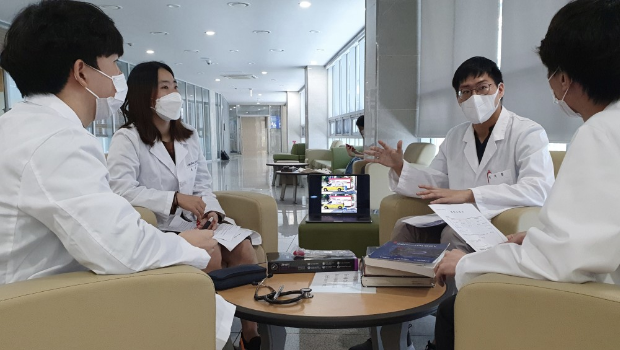 一起递交请假信的医学院2年级生与首尔大学医学院学生会主席与同事交谈。